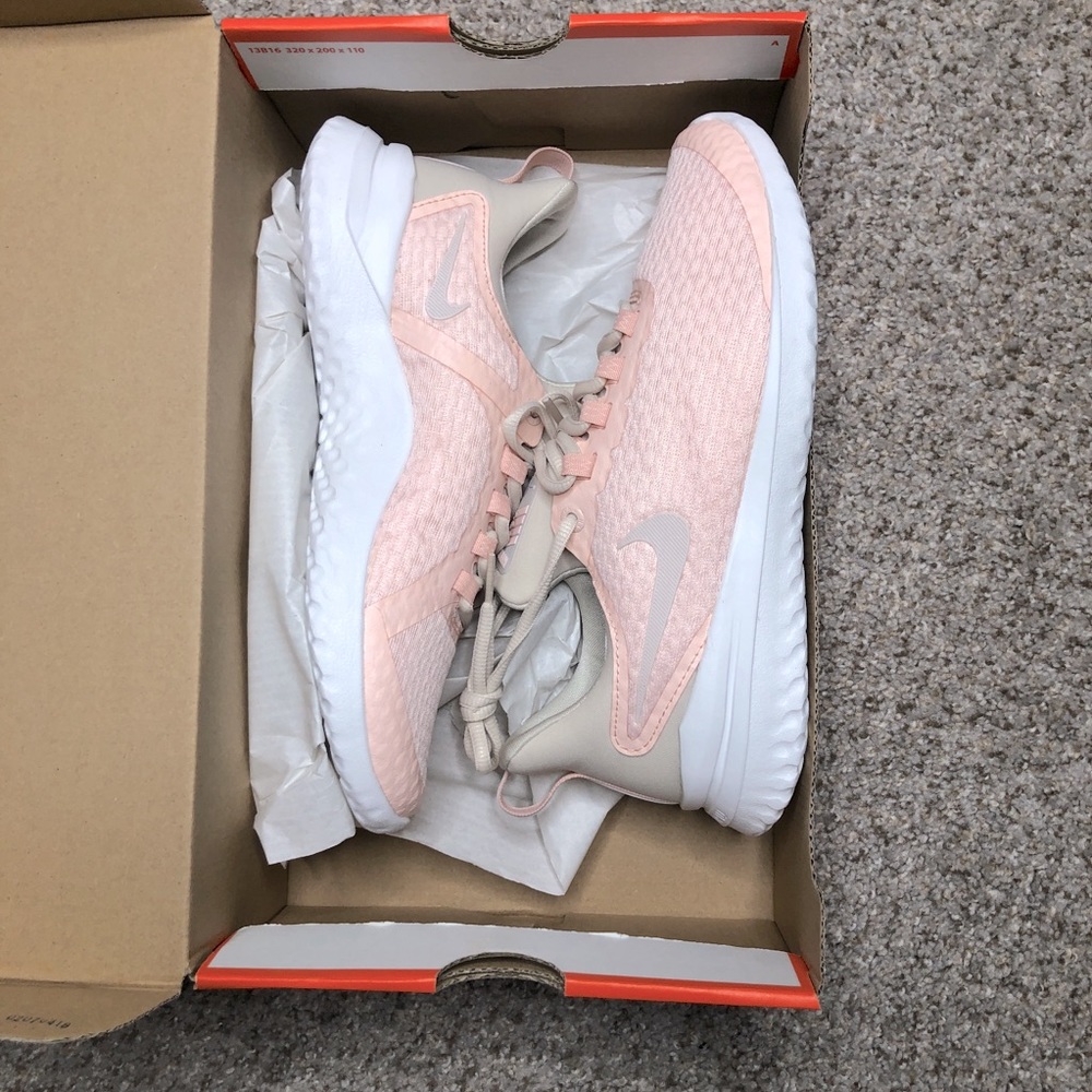 NWT Nike Shoes Size 7.5